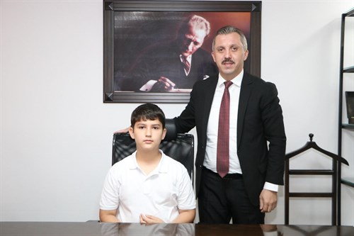 Kaymakamımız Sn Ahmet Solmaz, 23 Nisan Ulusal Egemenlik ve Çocuk Bayramı vesilesiyle makamını Mizan Asiltürk’e devretti
